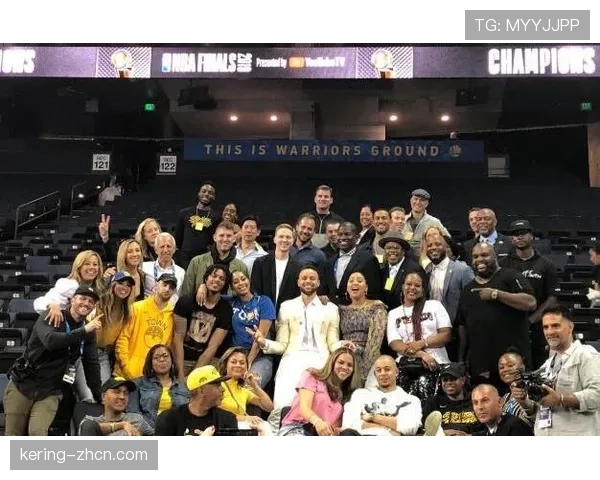 特写：库里三分命中数突破4000记，赛后与家人合影留念